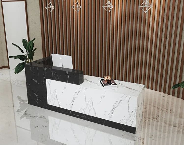 quầy lễ tân hình chữ L với thiết kế hiện đại, sử dụng chất liệu đá marble và gỗ. Màu sắc tương phản tạo nên sự nổi bật, giúp khu vực lễ tân trở nên sang trọng và thu hút